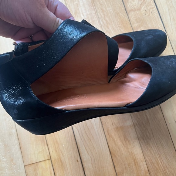 Gentle Souls Black Flats with Tan Insole - Picture 3 of 8